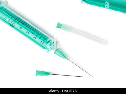 Medical siringhe con aghi giacente isolate su sfondo bianco Foto Stock