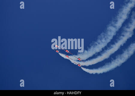 Forze canadesi Snowbirds Squadron 431 volare in formazione a un air show Foto Stock