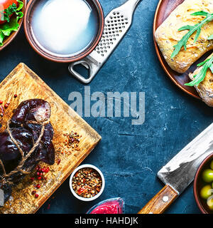 Prosciutto cotto, baguette e gli ingredienti per la realizzazione di sandwich.Vista dall'alto Foto Stock