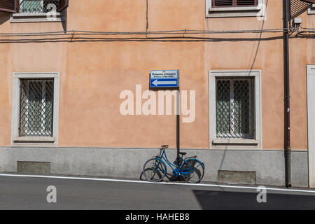 Bici blu da donna parcheggiata, Rimini, Italia. Foto Stock