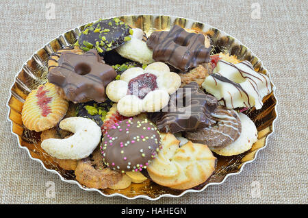 Biscotti di Natale e gingerbread sul piatto dorato, macro close up, full frame, tela beige background, orizzontale Foto Stock