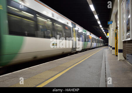 Un treno della Southern Railway che arriva alla stazione ferroviaria dell'aeroporto di Gatwick - Motion Blur, Inghilterra, Regno Unito Foto Stock