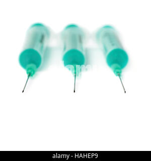 Medical siringhe con aghi giacente isolate su sfondo bianco Foto Stock