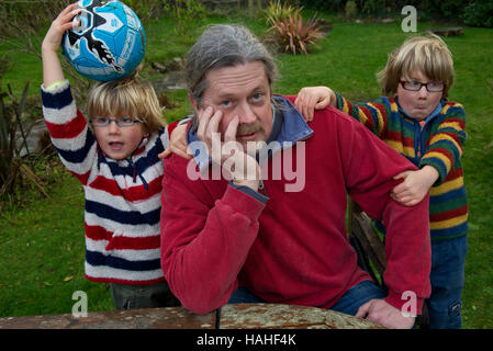 Pete croce, un unico padre con i suoi due figli gemelli ben (sinistra) e Seth (destra) Foto Stock