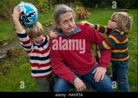 Pete croce, un unico padre con i suoi due figli gemelli ben (sinistra) e Seth (destra) Foto Stock