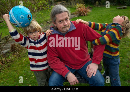 Pete croce, un unico padre con i suoi due figli gemelli ben (sinistra) e Seth (destra) Foto Stock