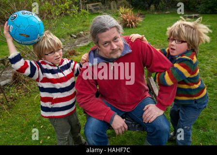 Pete croce, un unico padre con i suoi due figli gemelli ben (sinistra) e Seth (destra) Foto Stock