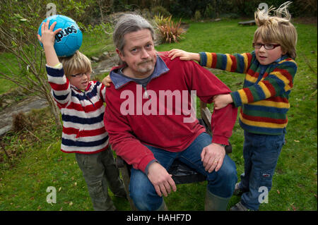 Pete croce, un unico padre con i suoi due figli gemelli ben (sinistra) e Seth (destra) Foto Stock