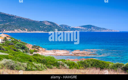 Panoramica estiva il paesaggio costiero della Corsica del Sud. Regione Piana, Francia Foto Stock