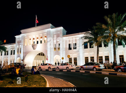 Famosa bab al bahrain square landmark nel centro di Manama città vecchia di notte Foto Stock