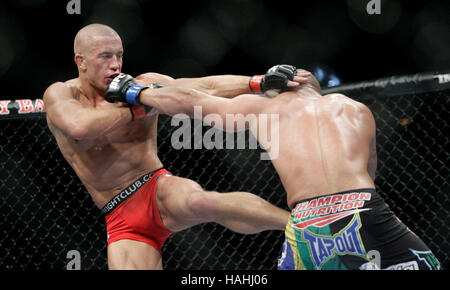 Thiago Alves, destra, combatte Georges St-Pierre durante UFC 100 al Mandalay Bay Events Centre sulla luglio 11, 2009 a Las Vegas, Nevada. Francesco Specker Foto Stock