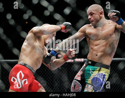 Thiago Alves, destra, combatte Georges St-Pierre durante UFC 100 al Mandalay Bay Events Centre sulla luglio 11, 2009 a Las Vegas, Nevada. Francesco Specker Foto Stock