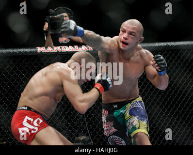 Thiago Alves, destra, combatte Georges St-Pierre durante UFC 100 al Mandalay Bay Events Centre sulla luglio 11, 2009 a Las Vegas, Nevada. Francesco Specker Foto Stock