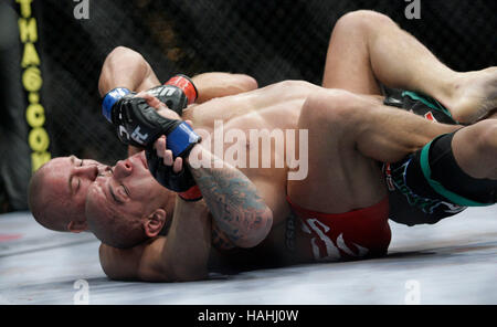 Thiago Alves, destra, combatte Georges St-Pierre durante UFC 100 al Mandalay Bay Events Centre sulla luglio 11, 2009 a Las Vegas, Nevada. Francesco Specker Foto Stock