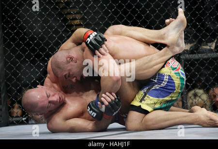 Thiago Alves, destra, combatte Georges St-Pierre durante UFC 100 al Mandalay Bay Events Centre sulla luglio 11, 2009 a Las Vegas, Nevada. Francesco Specker Foto Stock