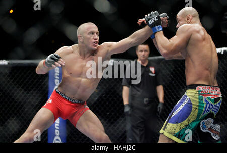 Thiago Alves, destra, combatte Georges St-Pierre durante UFC 100 al Mandalay Bay Events Centre sulla luglio 11, 2009 a Las Vegas, Nevada. Francesco Specker Foto Stock