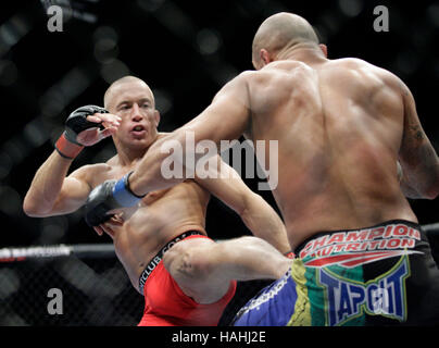 Thiago Alves, destra, combatte Georges St-Pierre durante UFC 100 al Mandalay Bay Events Centre sulla luglio 11, 2009 a Las Vegas, Nevada. Francesco Specker Foto Stock