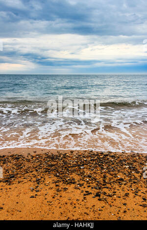 Vista sul mare dalla spiaggia di ciottoli a Ringstead Bay, Dorset, England, Regno Unito Foto Stock