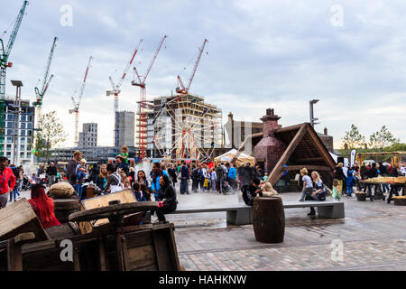 Un Vittoriano festival a tema in Piazza Granaio, King's Cross, Londra, Regno Unito, nel 2013 durante l'area di riqualificazione del Foto Stock