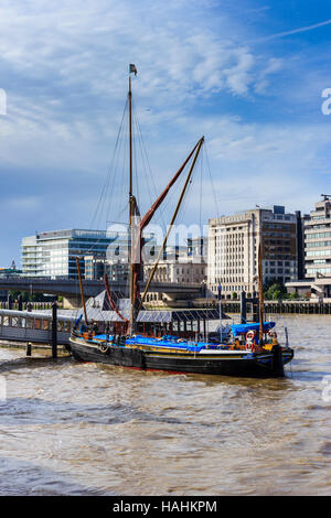 Barca a vela di Gladys chiatta ormeggiata vicino al London Bridge sul fiume Tamigi, London, Regno Unito Foto Stock