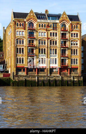 Oliver's Wharf sulla sponda nord del fiume Tamigi, da una barca sul fiume, Wapping, London, Regno Unito Foto Stock