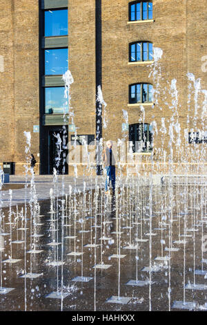 Fontane in piazza granaio all'inizio di riqualificazione di King's Cross, London, Regno Unito Foto Stock