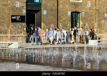 'Meltdown', un Dance Umbrella esecuzione pubblica in Piazza Granaio, King's Cross, LONDRA, REGNO UNITO, Settembre 2012 Foto Stock
