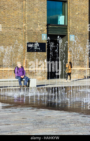 Fontane in piazza granaio all'inizio di riqualificazione di King's Cross, London, Regno Unito Foto Stock