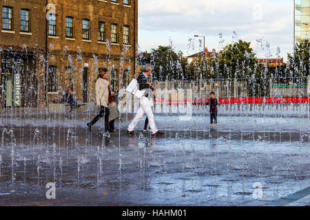 Fontane in piazza granaio all'inizio di riqualificazione di King's Cross, London, Regno Unito Foto Stock