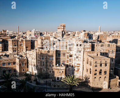 Vista del centro di sanaa città vecchia skyline edifici tradizionali in Yemen Foto Stock