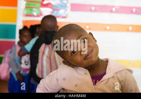 Giovane nero Sud i bambini africani, Imizamo Yethu township, Cape Town, Sud Africa Foto Stock