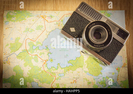 Vecchia fotocamera agfa su una mappa di laghi in Polonia. Fotocamera obsoleta su una mappa. Foto di antiquariato Foto Stock