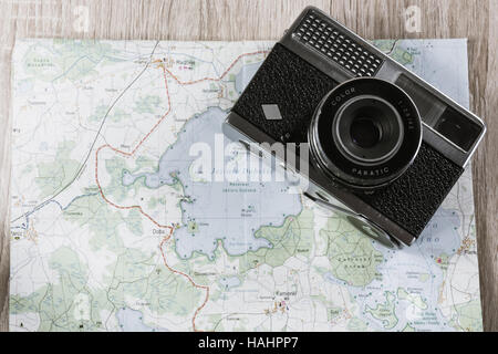 Vecchia fotocamera agfa su una mappa di laghi in Polonia. Fotocamera obsoleta su una mappa. Foto di sbianca Foto Stock