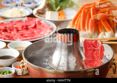 Hot pot di carni fresche bovine e granchio in stile tailandese Foto Stock