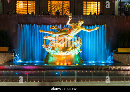 Manhattan, Rockefeller Center (Centro), New York City, NY, USA - Prometheus Sculpture di Paul Howard Manship, fontana illuminata di notte. Foto Stock