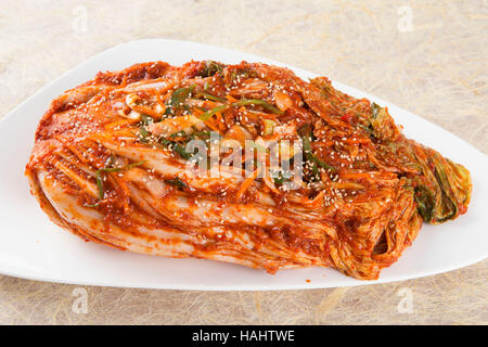 Fresh kimchi in stile Coreano sul piatto bianco Foto Stock