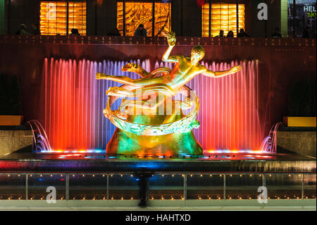 Manhattan, Rockefeller Center (Centro), New York City, NY, USA - Prometheus Sculpture di Paul Howard Manship, fontana illuminata di notte. Foto Stock