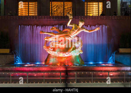 Manhattan, Rockefeller Center di New York City, NY, STATI UNITI D'AMERICA - Prometeo scultura di Paolo Mansing e fontana illuminata di notte. Foto Stock