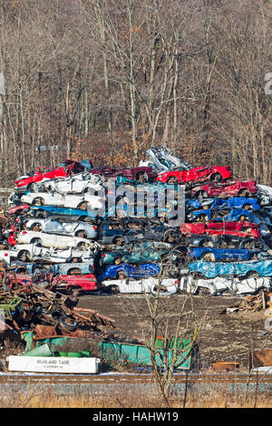 Stoystown, Pennsylvania - Junked vetture a un auto salvage yard. Foto Stock