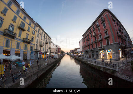 Il vecchio naviglio in un crepuscolo estivo. Milano, Lombardia. Italia Foto Stock