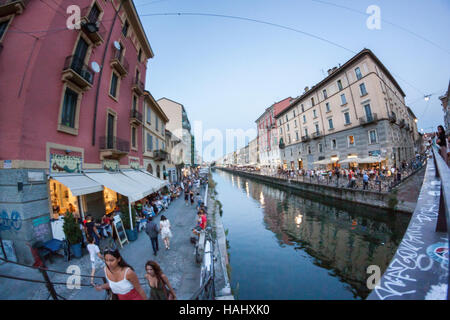 Il vecchio naviglio in un crepuscolo estivo. Milano, Lombardia. Italia Foto Stock