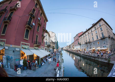 Il vecchio naviglio in un crepuscolo estivo. Milano, Lombardia. Italia Foto Stock