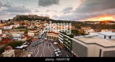 Vista di Acropoli da un tetto a coffee shop in piazza Monastiraki, Atene. Foto Stock