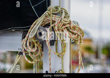 Corda avvolta sulla puleggia di barche a vela Foto Stock