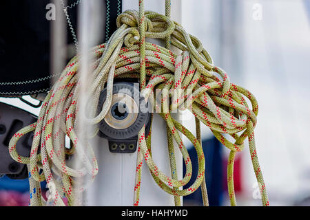 Corda avvolta sulla puleggia di barche a vela Foto Stock