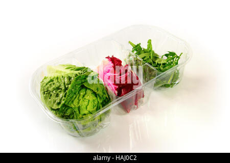 Pacchetto con una varietà di insalate Foto Stock