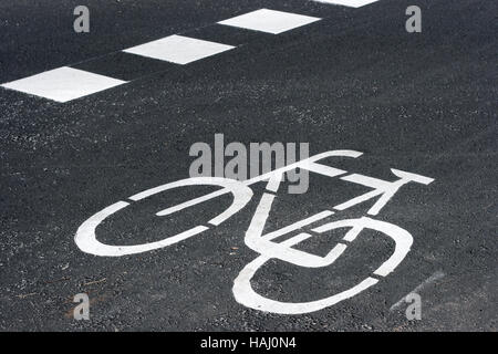 Noleggio cartello stradale dipinte su asfalto Foto Stock