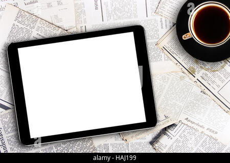 Tavoletta digitale e la tazza di caffè su quotidiani Foto Stock