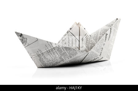 Carta origami nave isolato su bianco Foto Stock