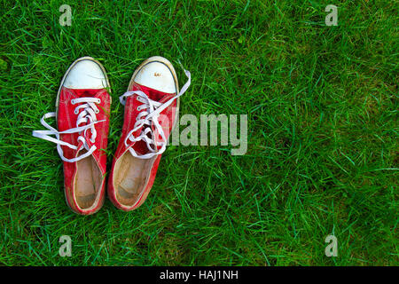 Scarpe sportive su sfondo di erba Foto Stock